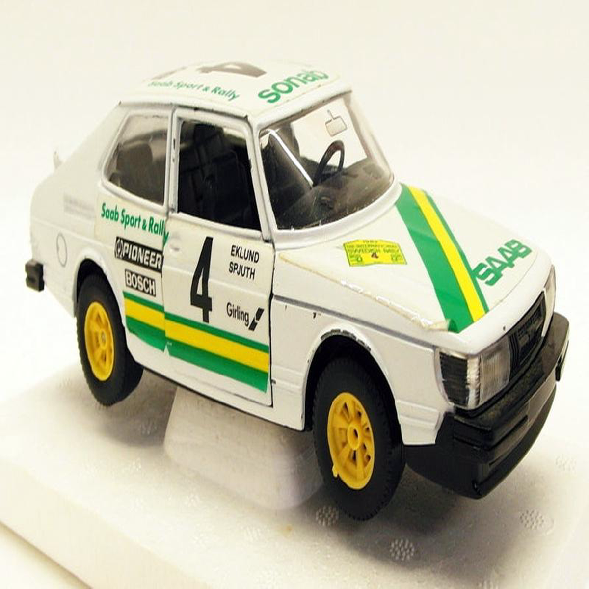 Burago 127 Scale Model Car 9107 8211 Saab 900 Turbo 4
