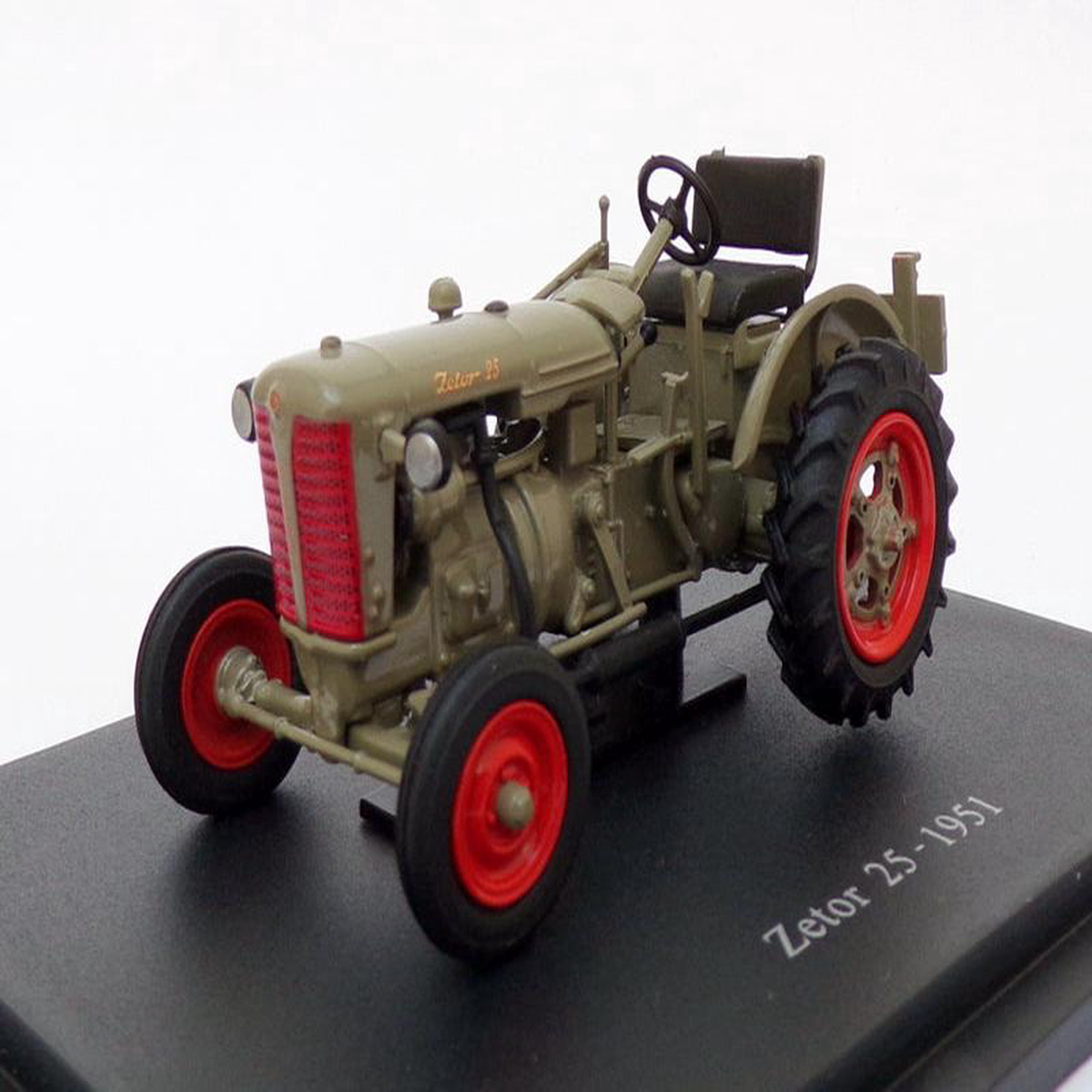 Hachette 143 Scale Model Tractor HT137 8211 1951 Zetor 25 8211 Green