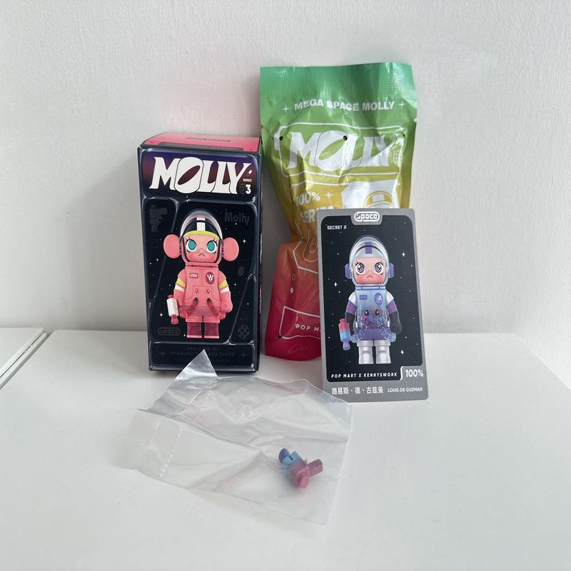 LOUIS DE GUZMAN (Secret 2)- MEGA SPACE MOLLY 100% Series 3 by POP MART